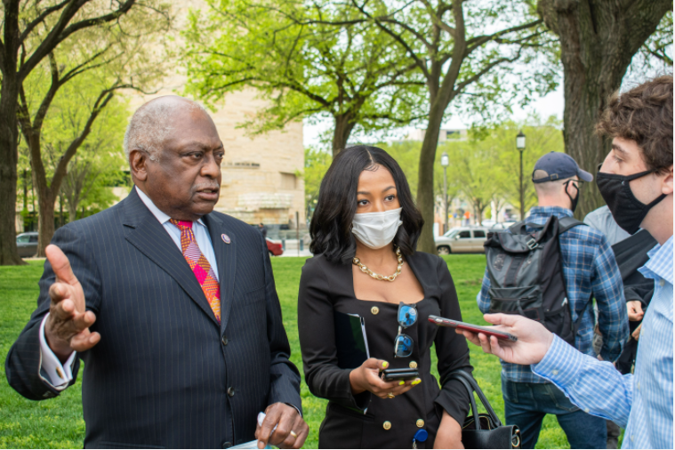 Loewe with House Majority Whip James E. Clyburn on the National Mall during a press event hosted by gun control advocate and former Congresswoman Gabby Giffords to commemorate the number of Americans killed annually by gun violence.