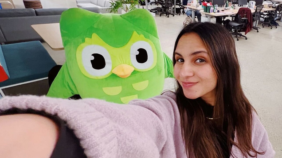 Parvez and Duolingo’s mascot, Duo, frequently film content at their headquarters in Pittsburgh, Pennsylvania. (Photo courtesy of Zaria Parvez)